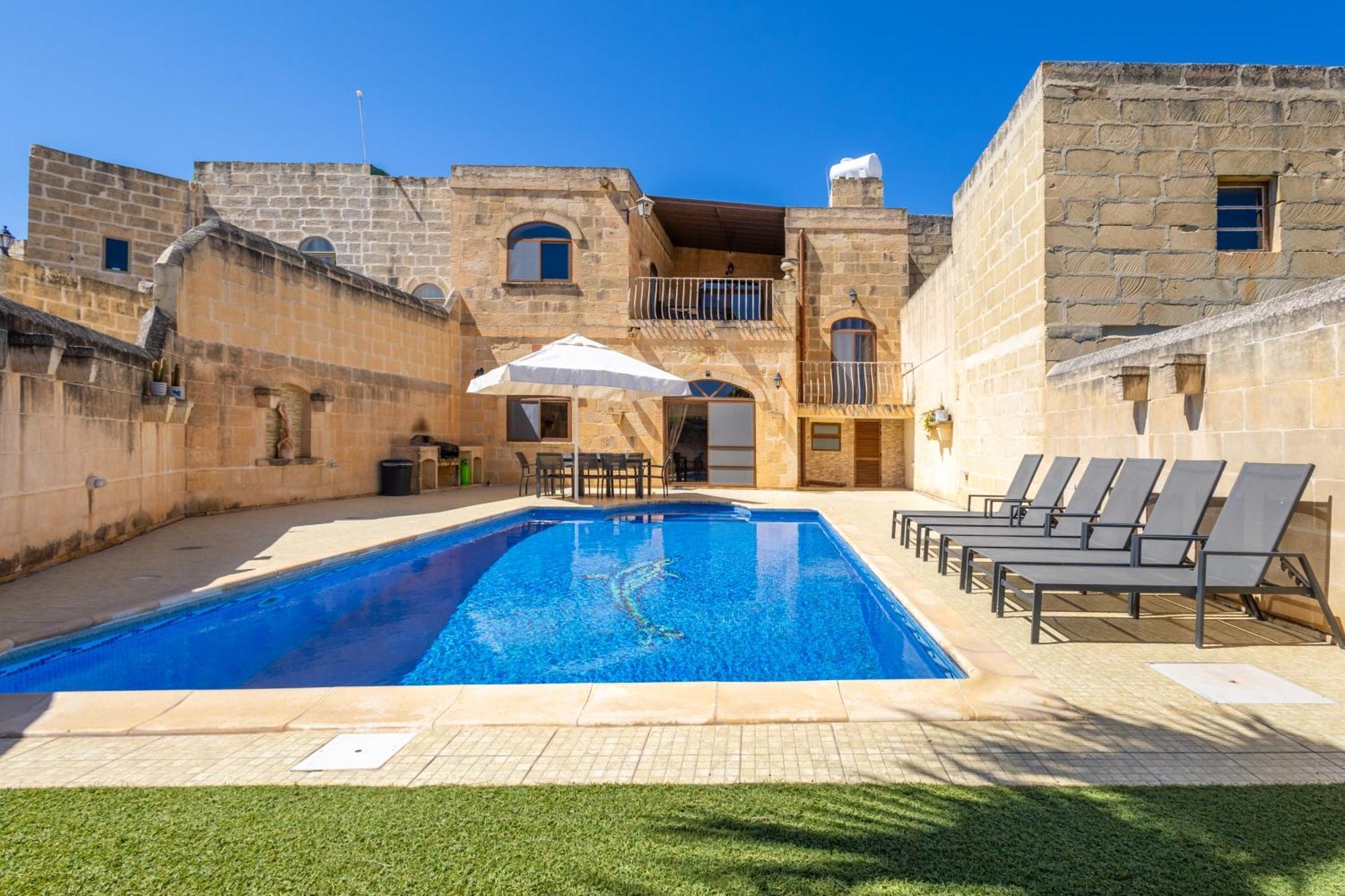 Centre Island With Private Pool And Hot Tub