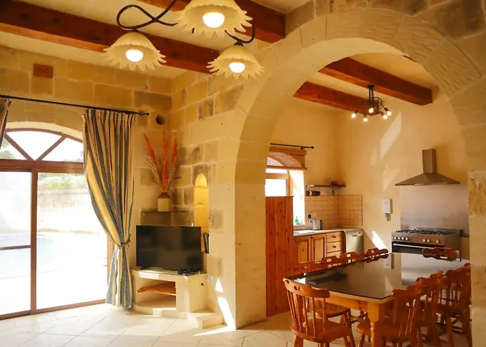 Centre Island Holiday Home With Private Pool And Hot Tub