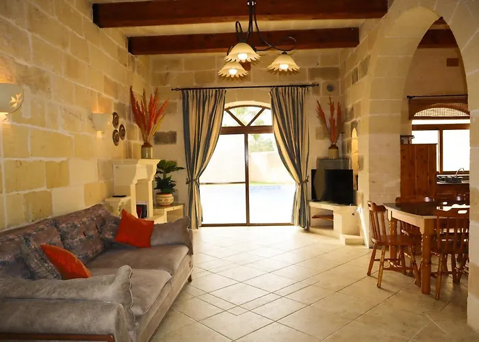 Centre Island Holiday Home With Private Pool And Hot Tub