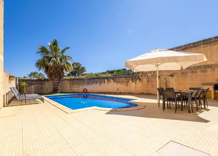Centre Island Holiday Home With Private Pool And Hot Tub