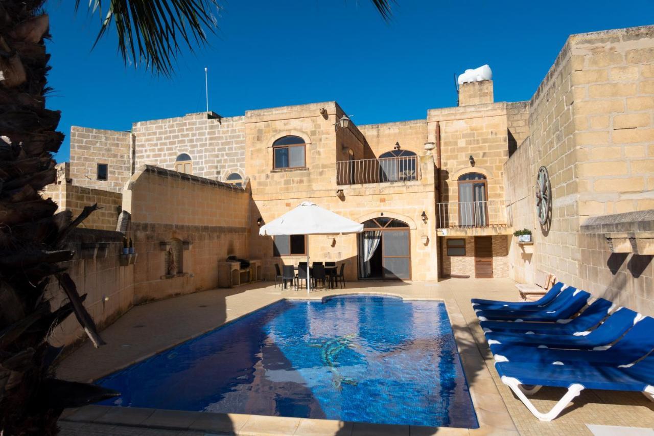 Holiday home Centre Island With Private Pool And Hot Tub Kercem