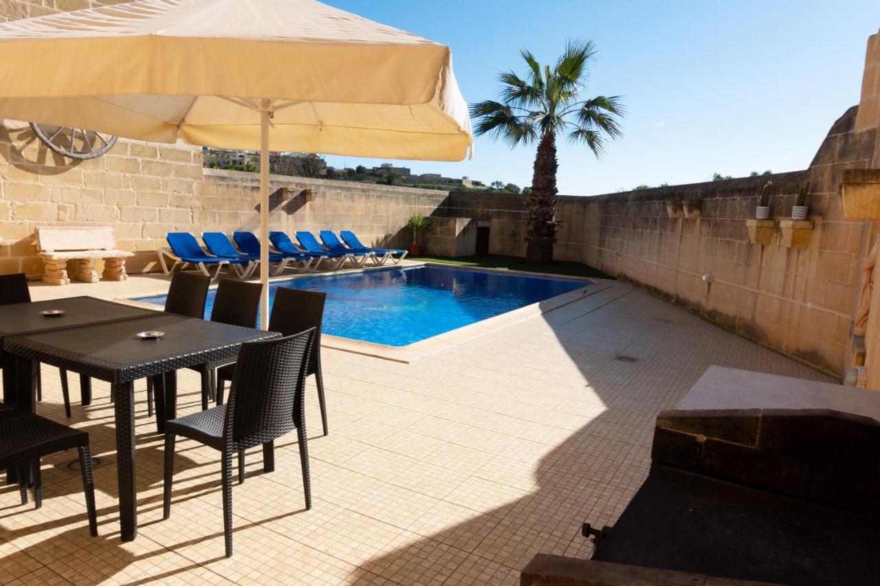 Holiday home Centre Island With Private Pool And Hot Tub *