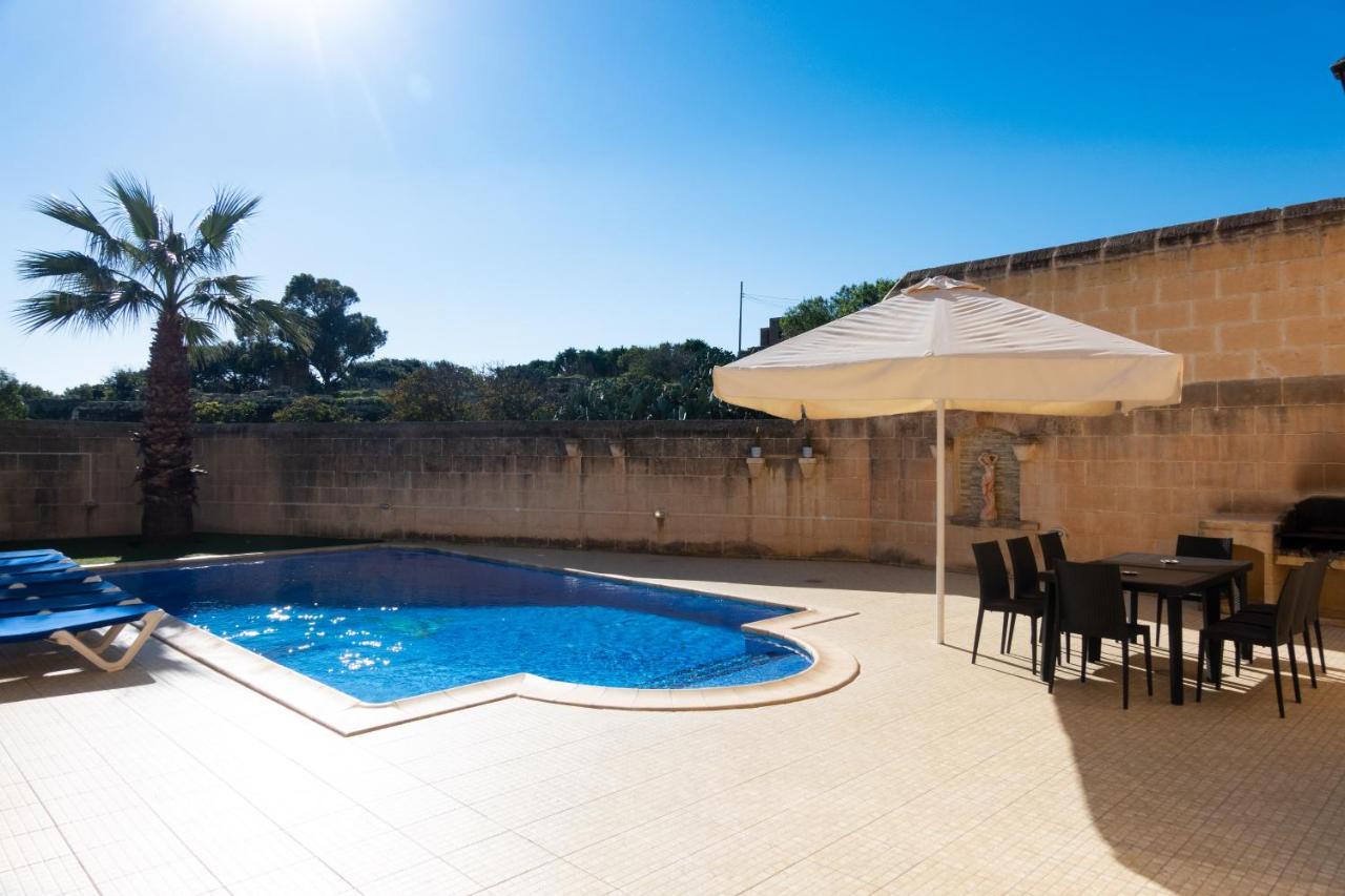 Holiday home Centre Island With Private Pool And Hot Tub