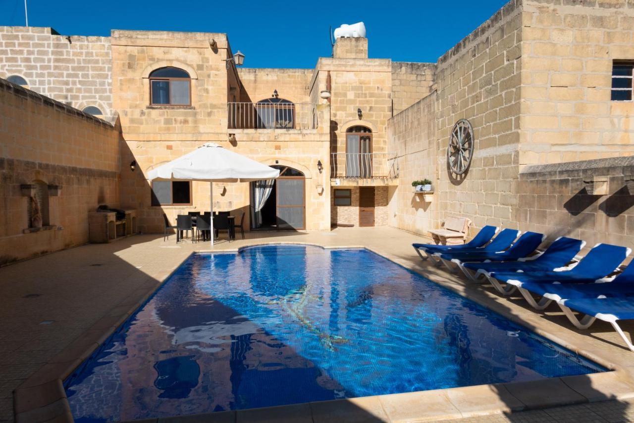 Holiday home Centre Island With Private Pool And Hot Tub