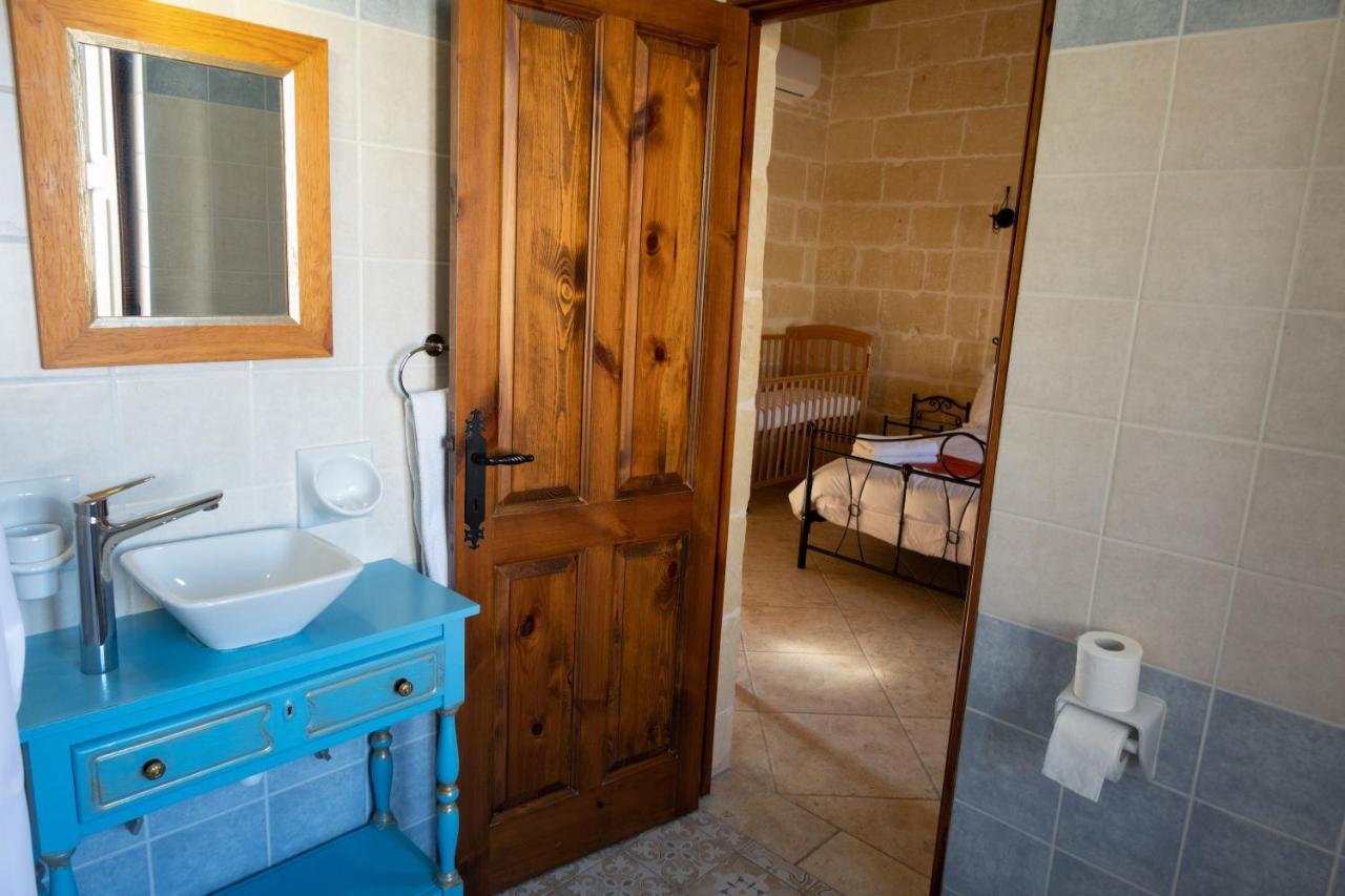 Centre Island With Private Pool And Hot Tub Kercem