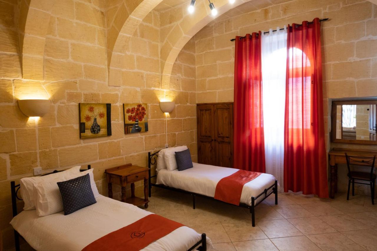 Centre Island With Private Pool And Hot Tub Kercem