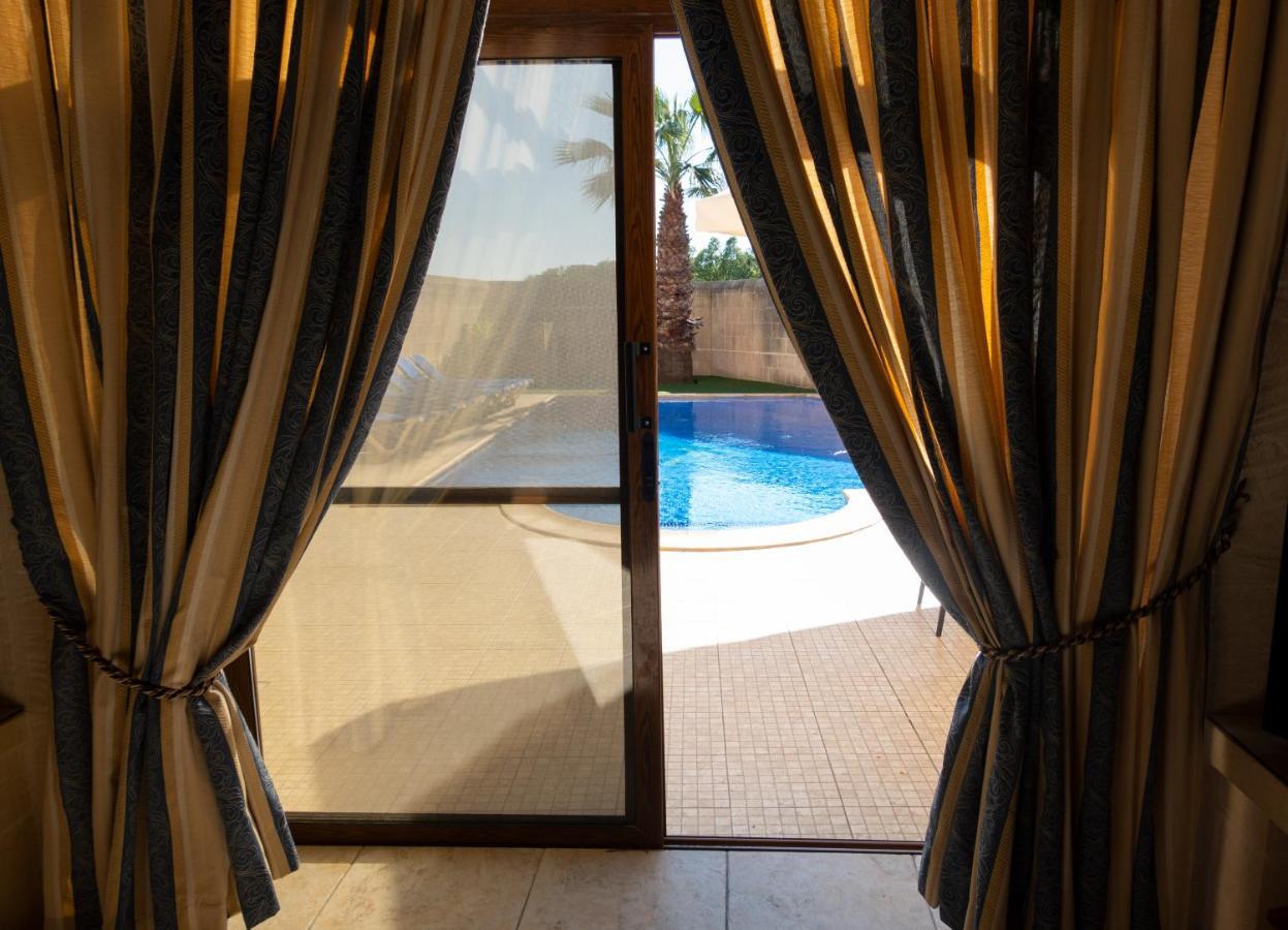 Centre Island With Private Pool And Hot Tub Holiday home