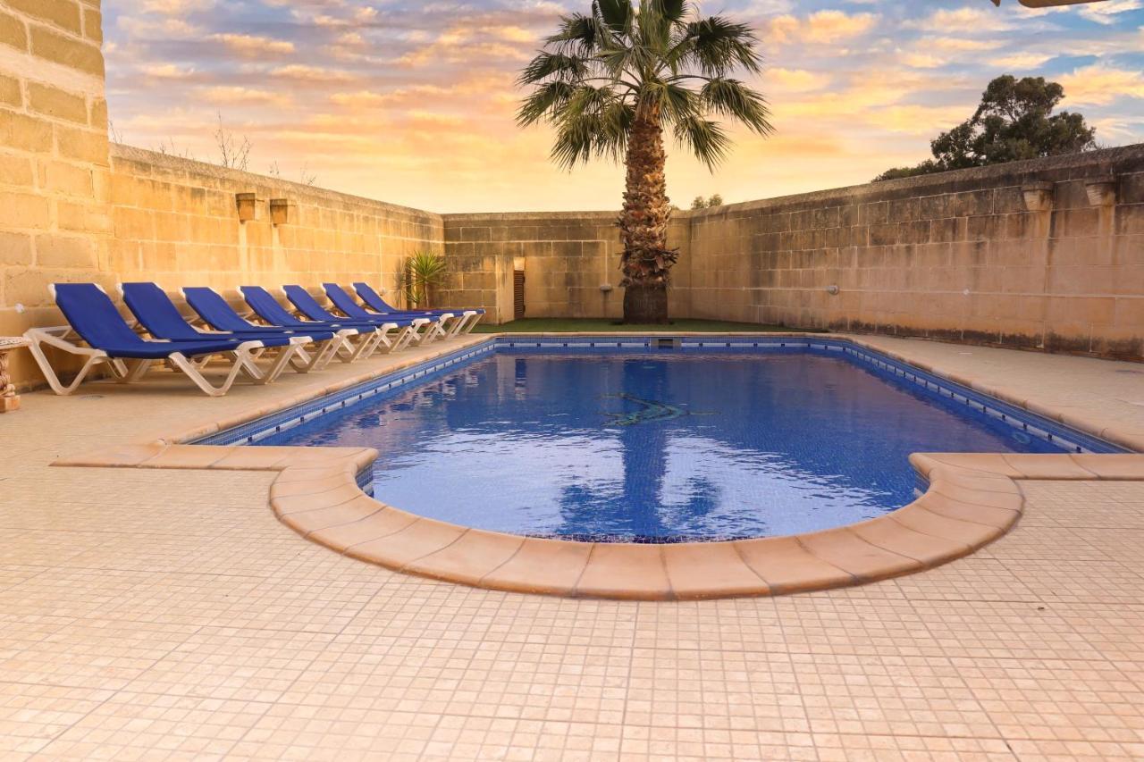 Holiday home Centre Island With Private Pool And Hot Tub