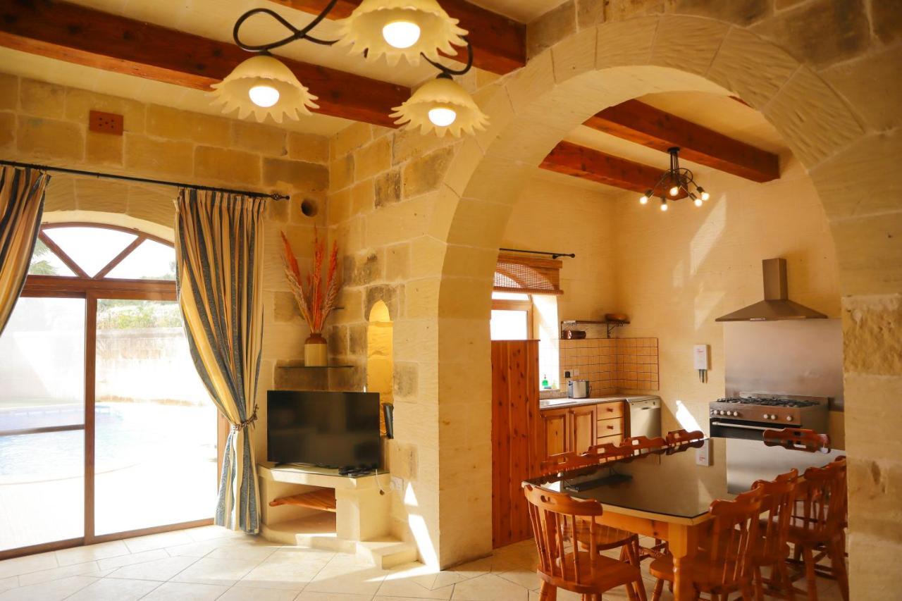 Centre Island With Private Pool And Hot Tub Kercem