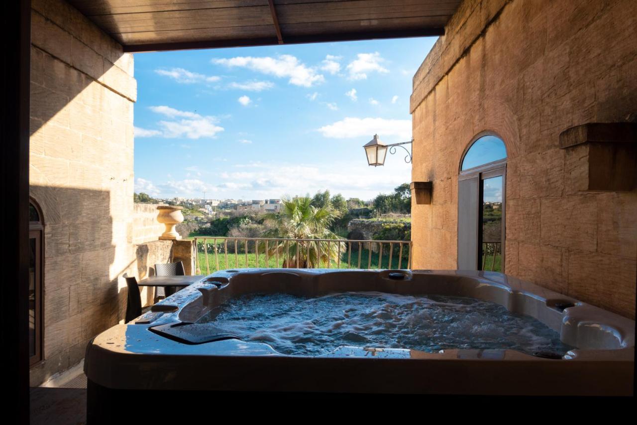 Centre Island With Private Pool And Hot Tub Holiday home