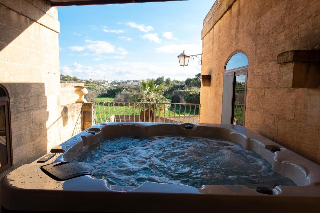 Holiday home Centre Island With Private Pool And Hot Tub *